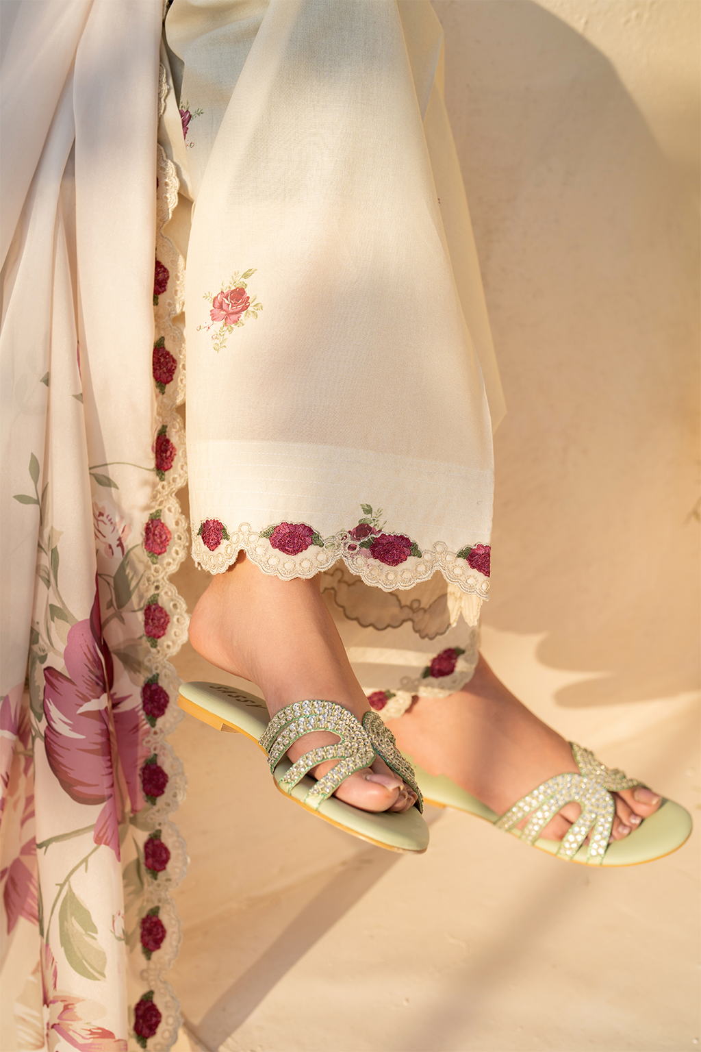 Iznik Luminous Charm