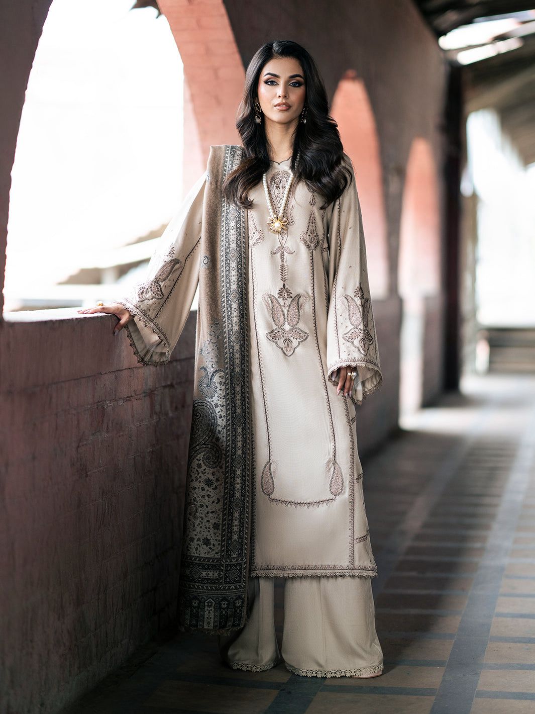 Izel Dhanak Luxe