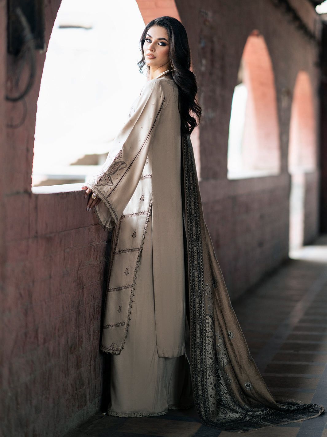 Izel Dhanak Luxe